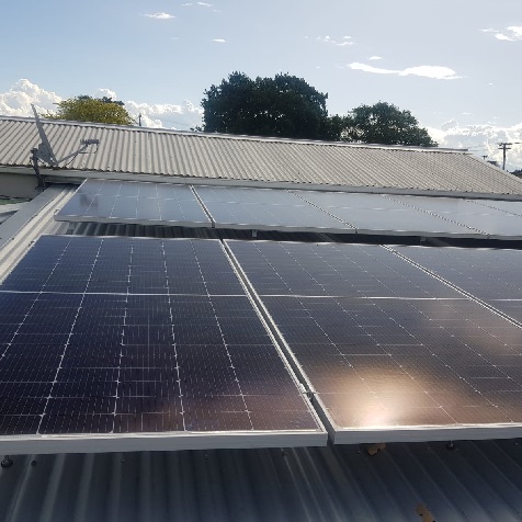 ニュージーランドのBluesun 5kwオフグリッド太陽光発電システム
    