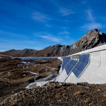 高山ダムの垂直太陽光発電所