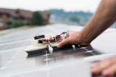 スイスの大学は、屋上の太陽光発電システム用のクリーンなロボットを開発しました