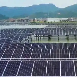 中国初の朝光補完太陽光発電所が送電網に接続されて発電
